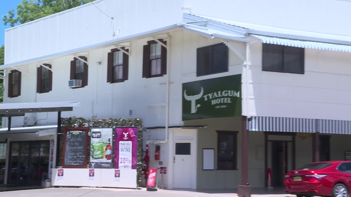 Locals and visitors country town’s Tyalgum Hotel reopening