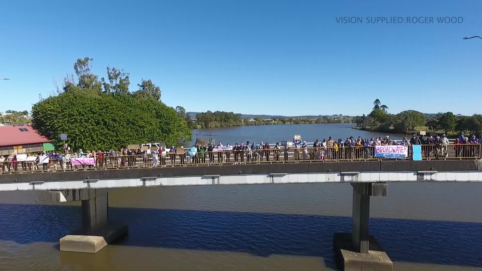 Hundreds of floodaffected residents rally on Woodburn Bridge NBN News